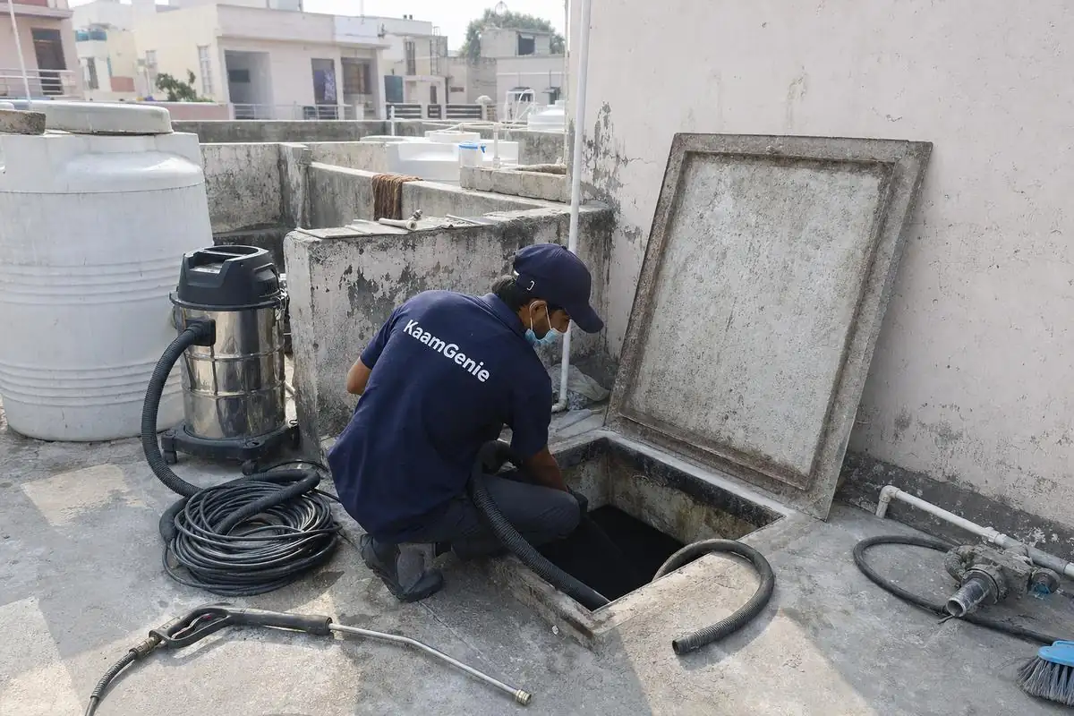 KaamGenie crew cleaning a underground sump in Kapashera, Delhi