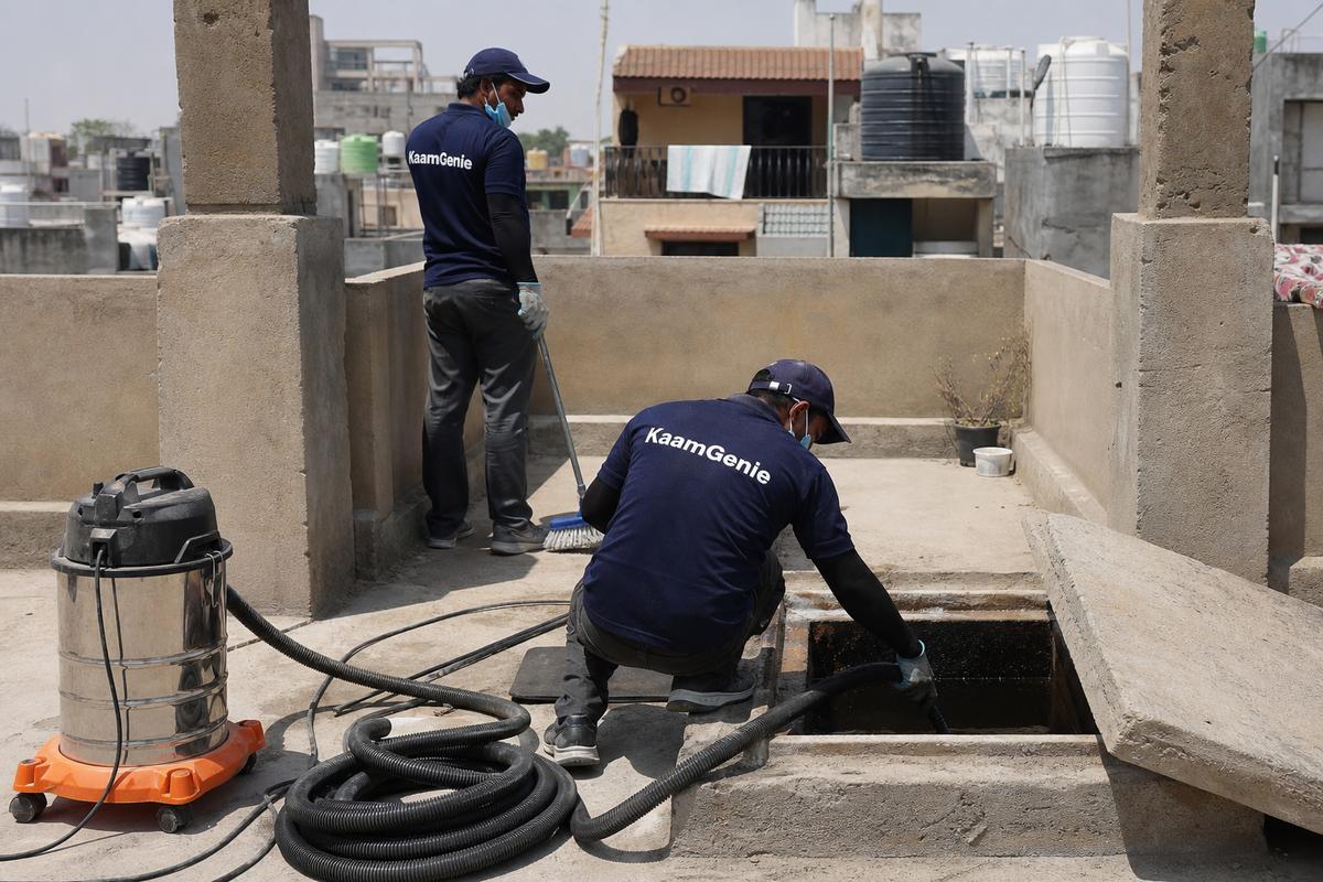 KaamGenie crew cleaning a underground sump in Karam Pura, Delhi