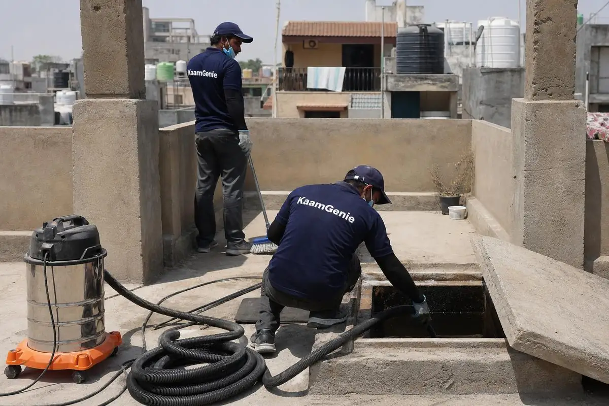 KaamGenie crew cleaning a underground sump in Karam Pura, Delhi