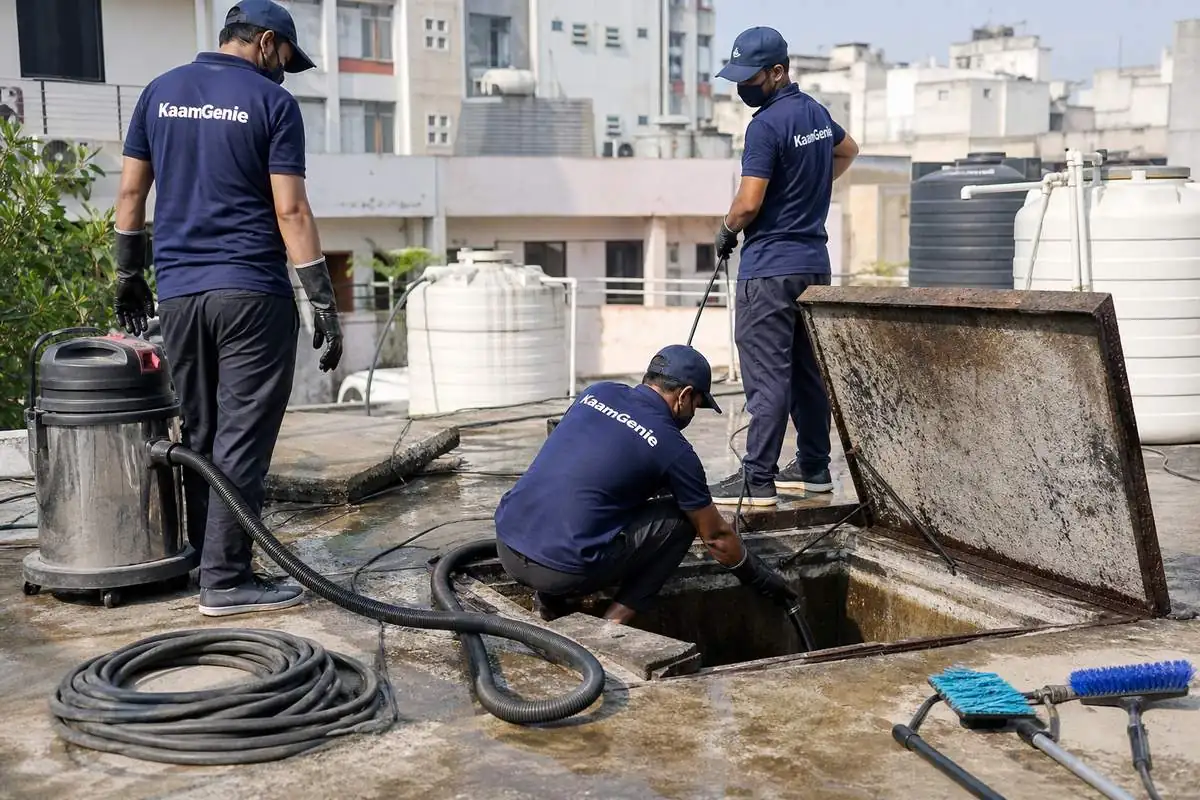 KaamGenie crew cleaning a underground sump in Khan Market, Delhi