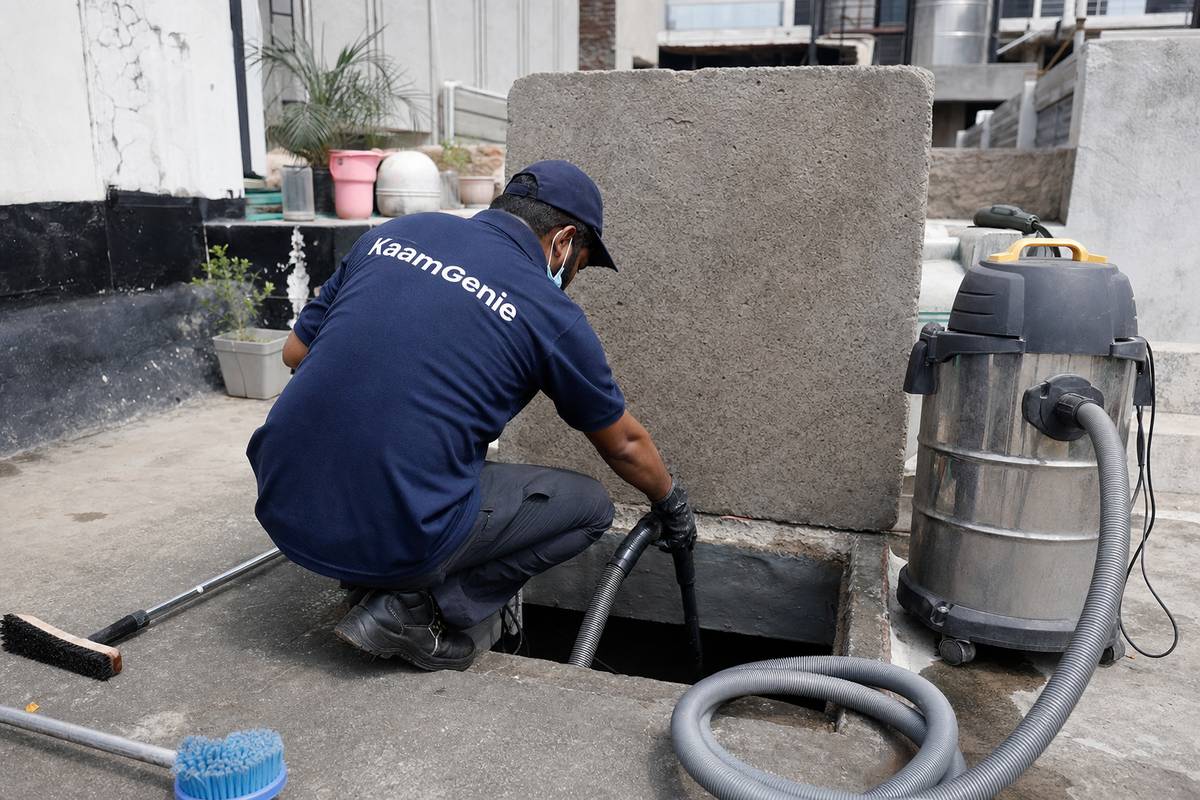 KaamGenie crew cleaning a underground sump in Khanpur, Delhi