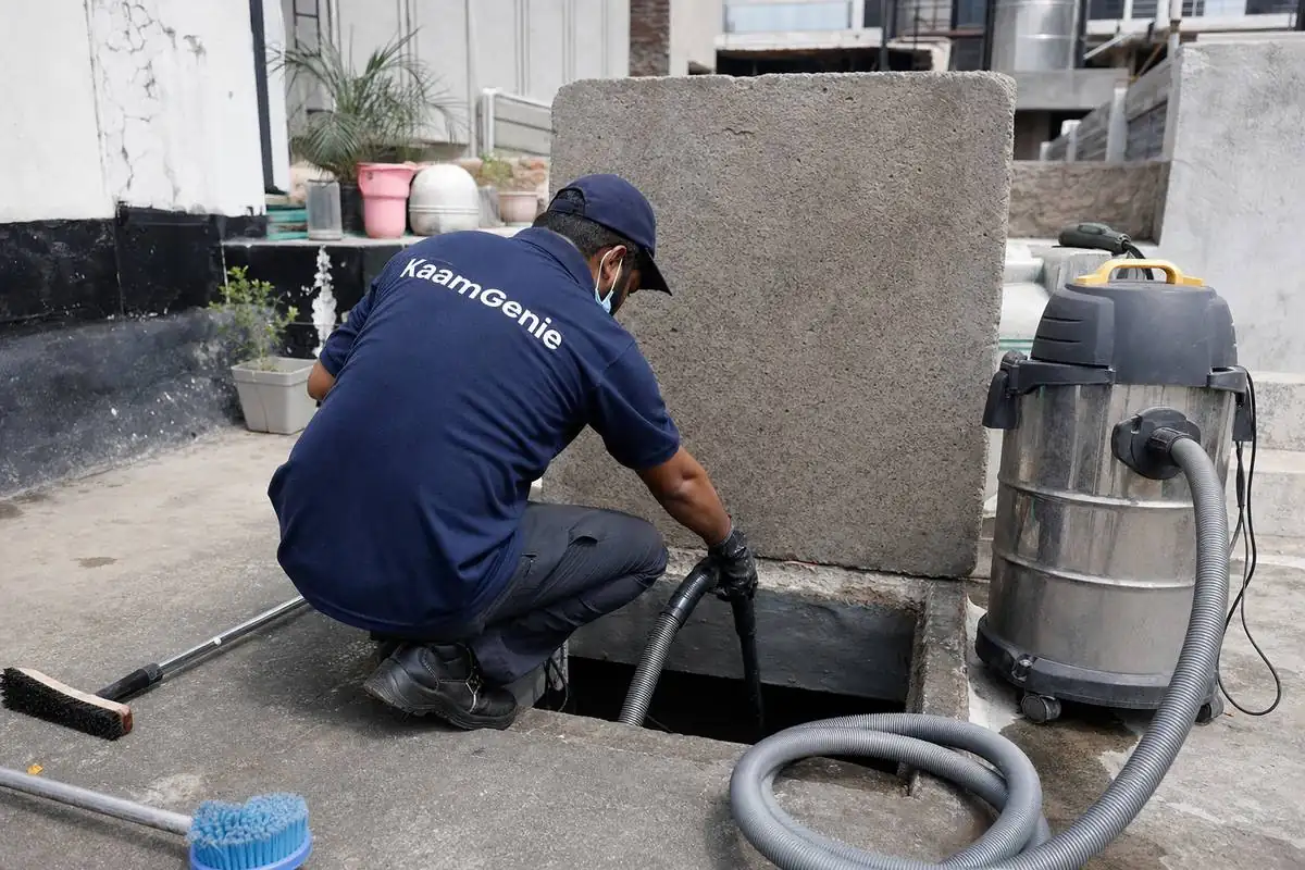 KaamGenie crew cleaning a underground sump in Khanpur, Delhi
