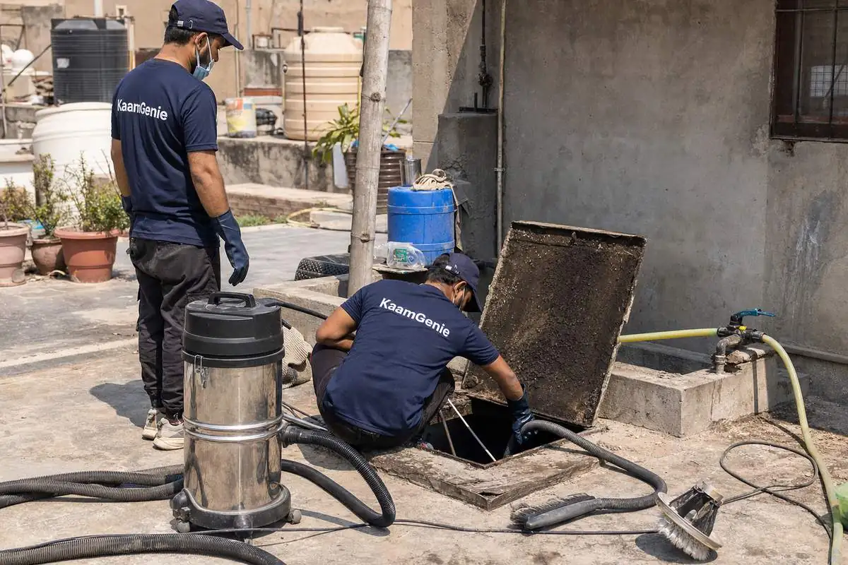 KaamGenie crew cleaning a underground sump in Khirki Village, Delhi