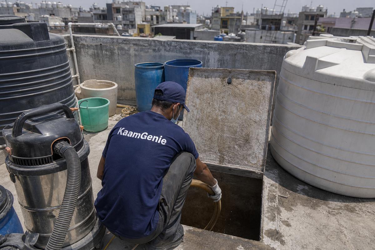 KaamGenie crew cleaning a underground sump in Khyala, Delhi