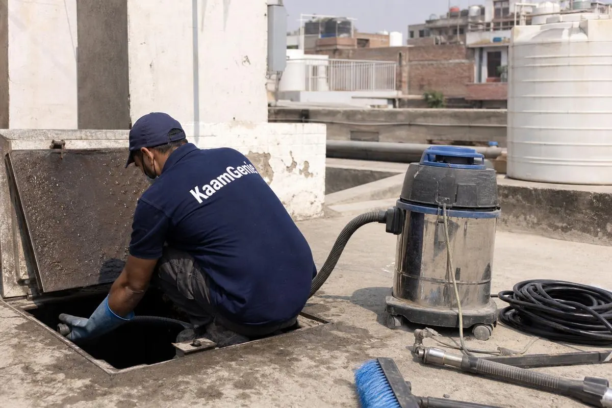 KaamGenie crew cleaning a underground sump in Kirti Nagar, Delhi