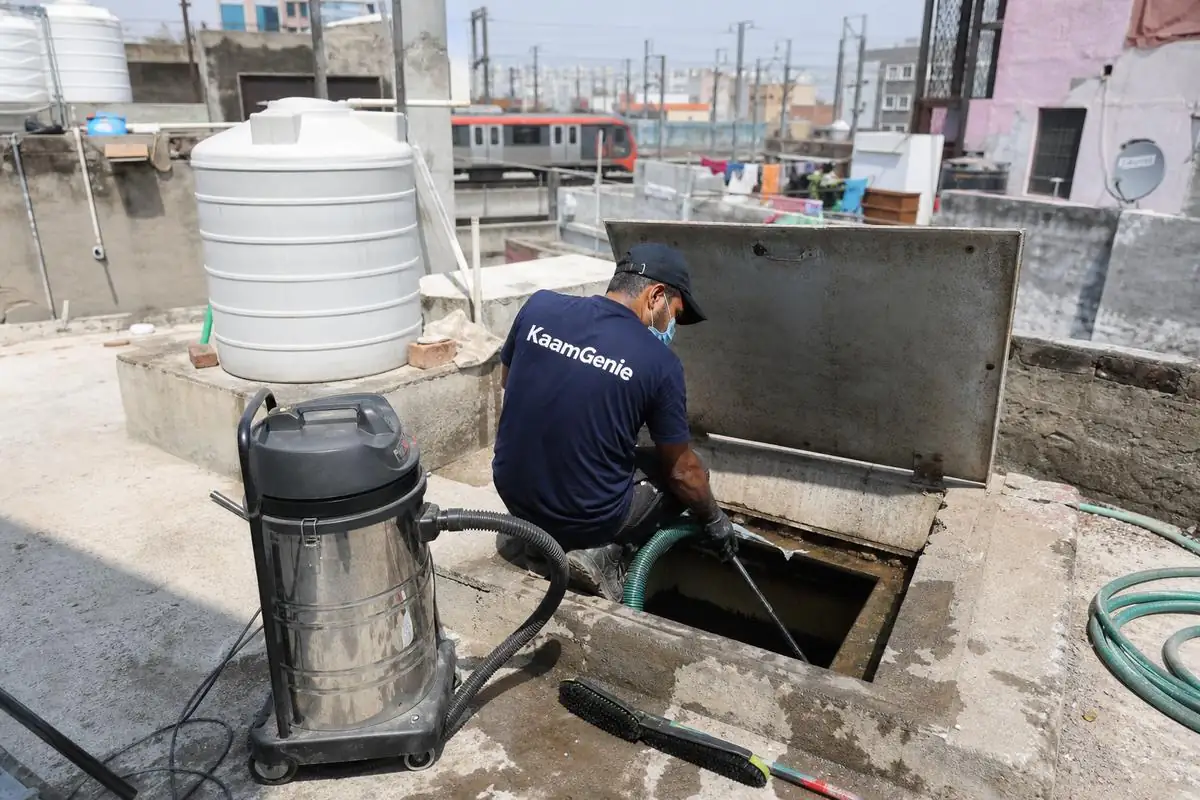 KaamGenie crew cleaning a underground sump in Kishan Ganj, Delhi
