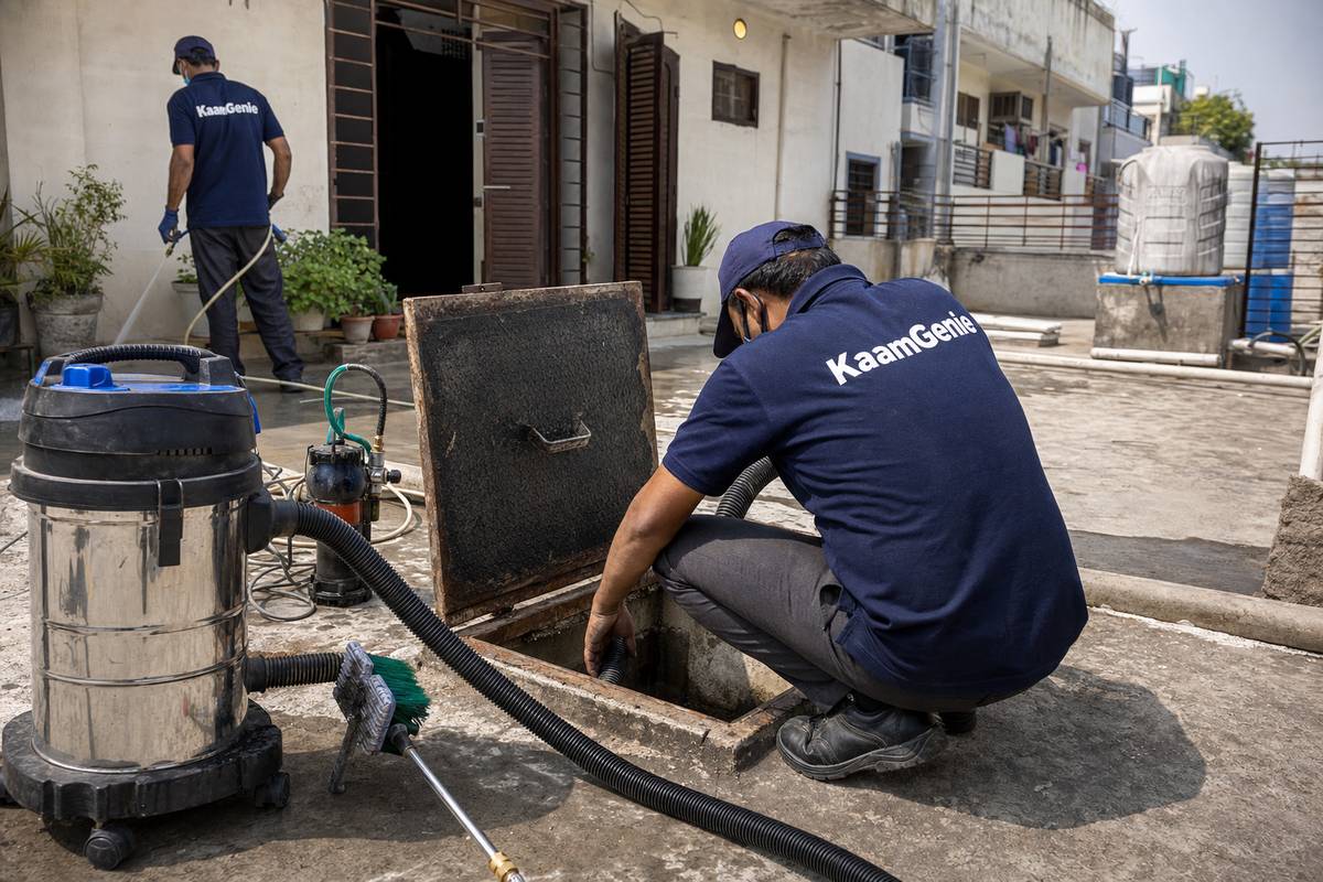 KaamGenie crew cleaning a underground sump in Kishangarh, Delhi