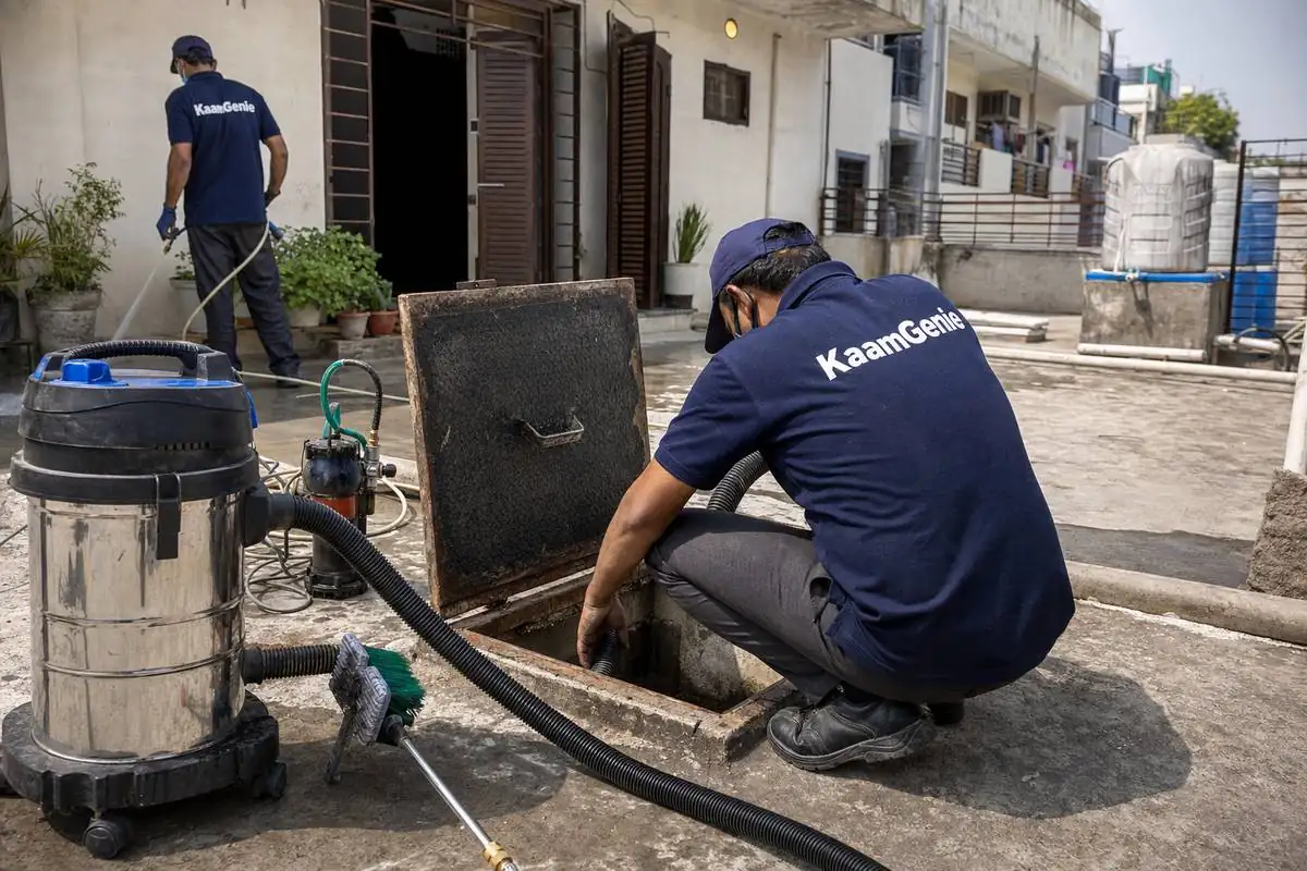KaamGenie crew cleaning a underground sump in Kishangarh, Delhi