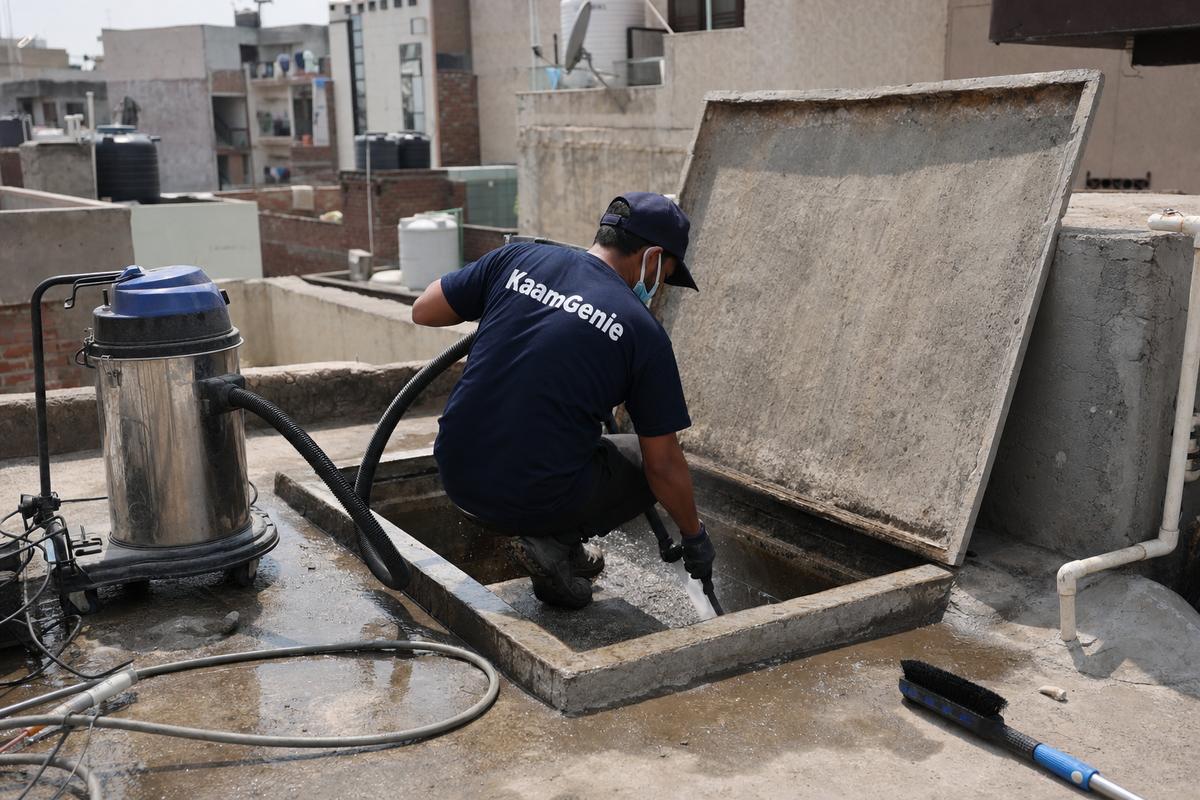 KaamGenie crew cleaning a underground sump in Kotla Mubarakpur, Delhi