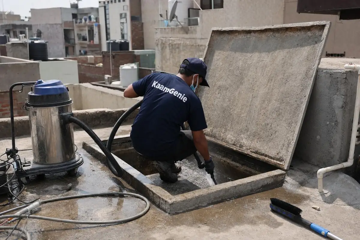 KaamGenie crew cleaning a underground sump in Kotla Mubarakpur, Delhi