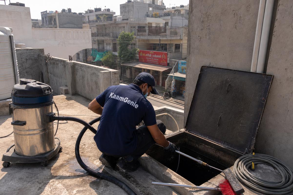 KaamGenie crew cleaning a underground sump in Krishna Nagar, Delhi