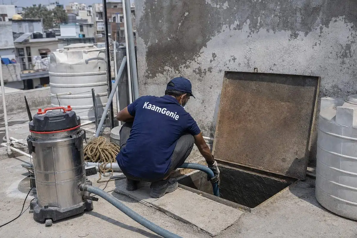 KaamGenie crew cleaning a underground sump in Lado Sarai, Delhi
