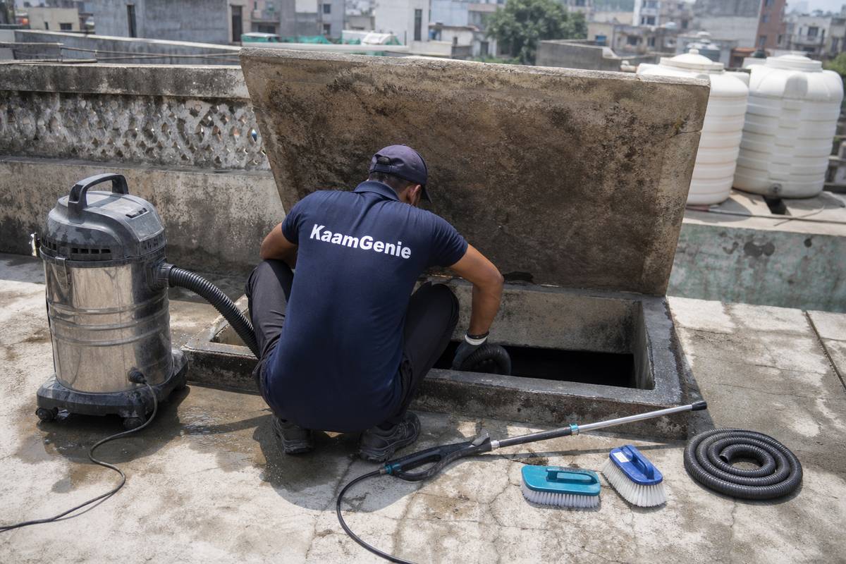 KaamGenie crew cleaning a underground sump in Laxmi Nagar Extension, Delhi