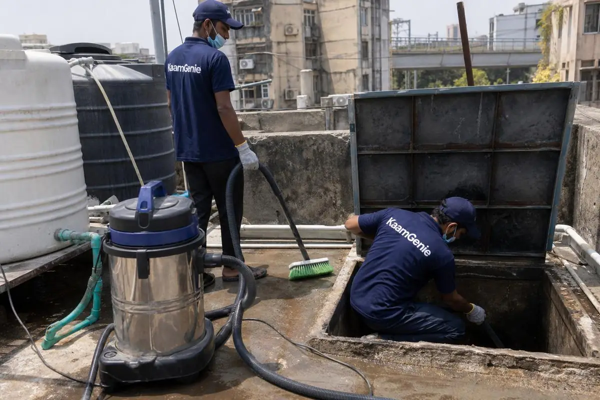 KaamGenie crew cleaning a underground sump in Laxmibai Nagar, Delhi
