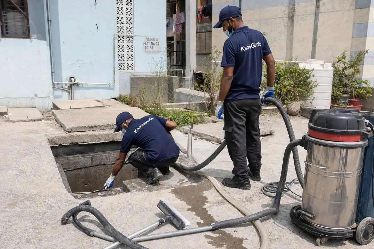 KaamGenie crew cleaning a underground sump in Madangir, Delhi