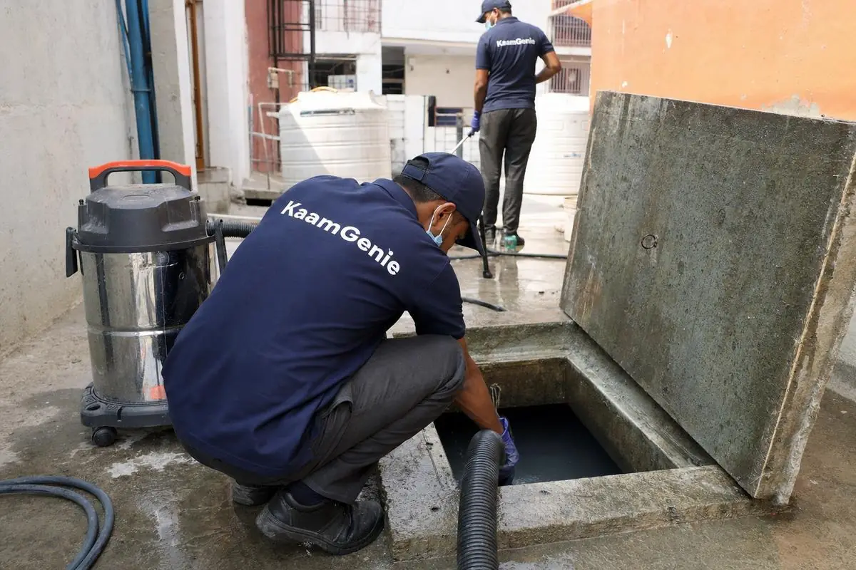 KaamGenie crew cleaning a underground sump in Madanpur Khadar, Delhi
