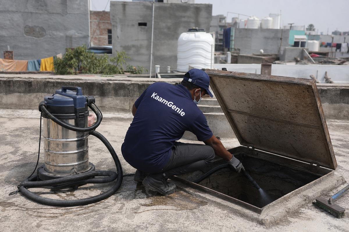 KaamGenie crew cleaning a underground sump in Madipur, Delhi