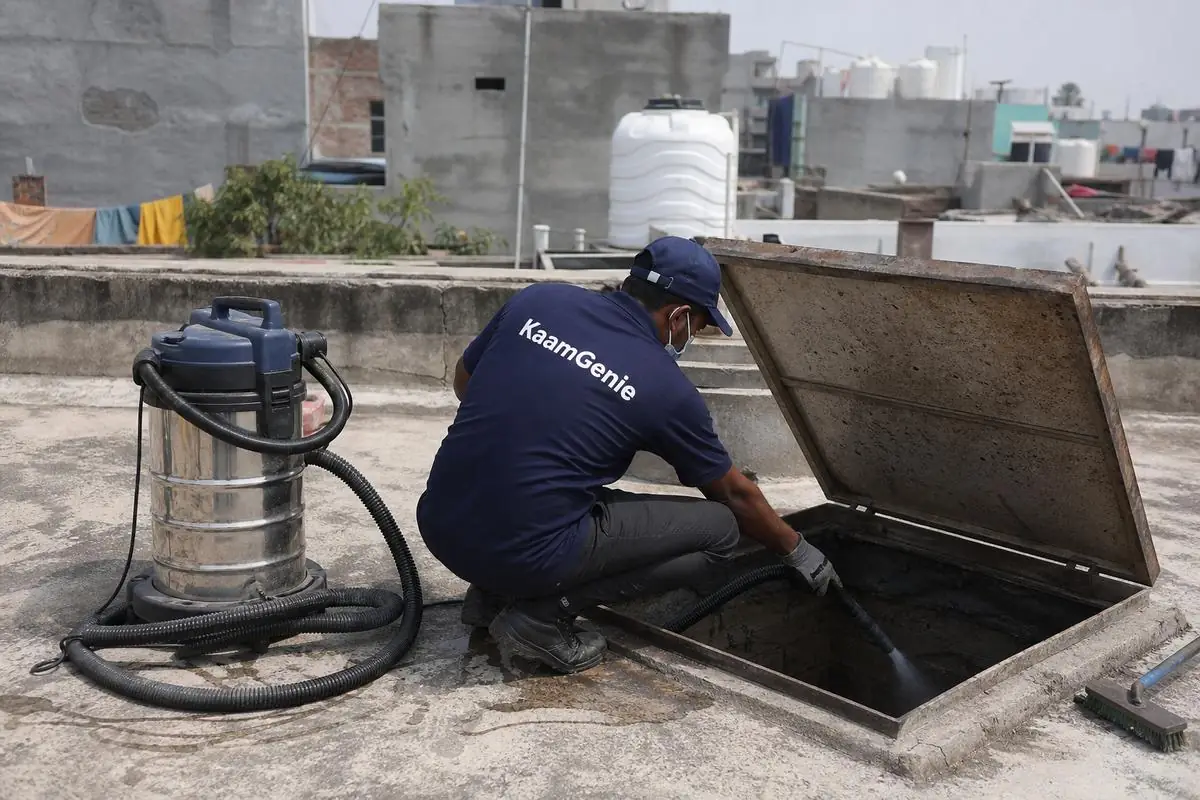 KaamGenie crew cleaning a underground sump in Madipur, Delhi