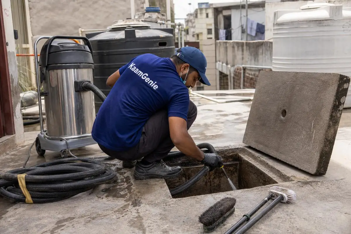 KaamGenie crew cleaning a underground sump in Mahabir Nagar, Delhi