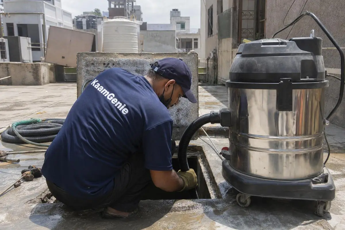 KaamGenie crew cleaning a underground sump in Mahavir Enclave, Delhi
