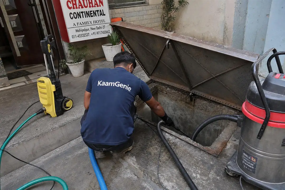 KaamGenie crew cleaning a underground sump in Mahipalpur, Delhi