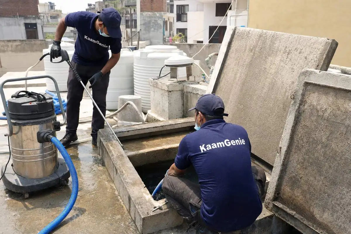 KaamGenie crew cleaning a underground sump in Maidan Garhi, Delhi