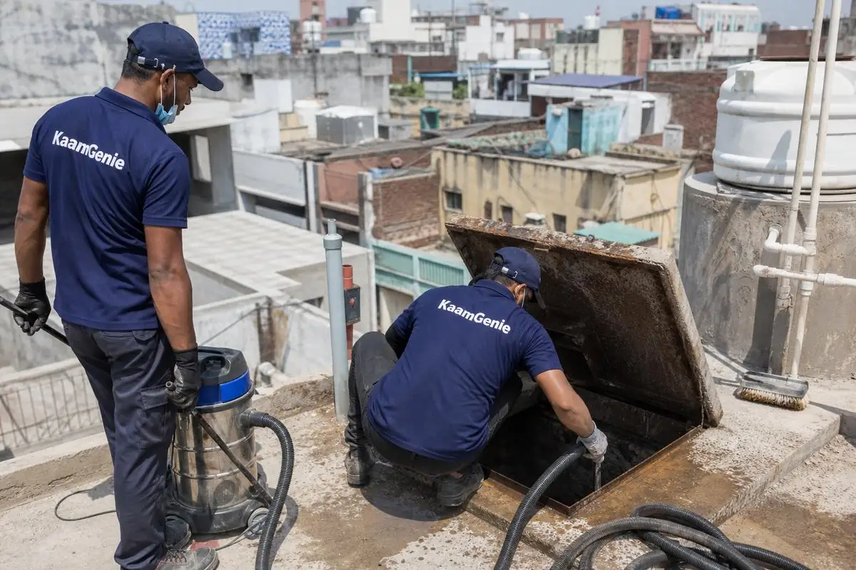 KaamGenie crew cleaning a underground sump in Malka Ganj, Delhi