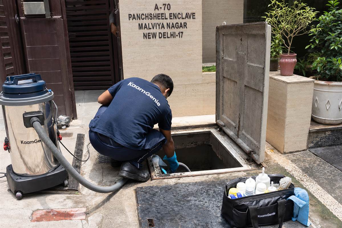 KaamGenie crew cleaning a underground sump in Malviya Nagar, Delhi