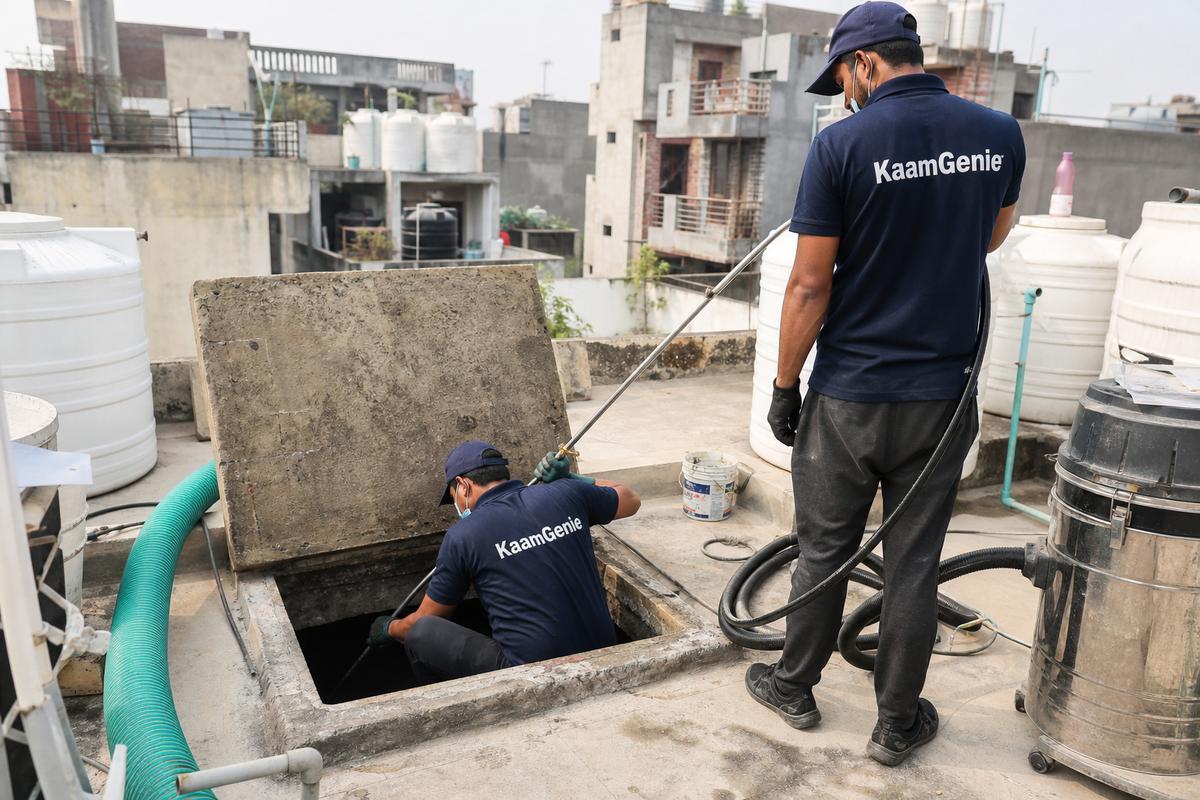 KaamGenie crew cleaning a underground sump in Mandawali Fazalpur, Delhi