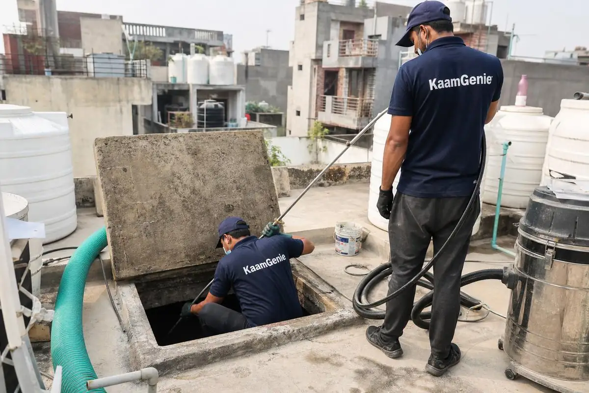 KaamGenie crew cleaning a underground sump in Mandawali Fazalpur, Delhi