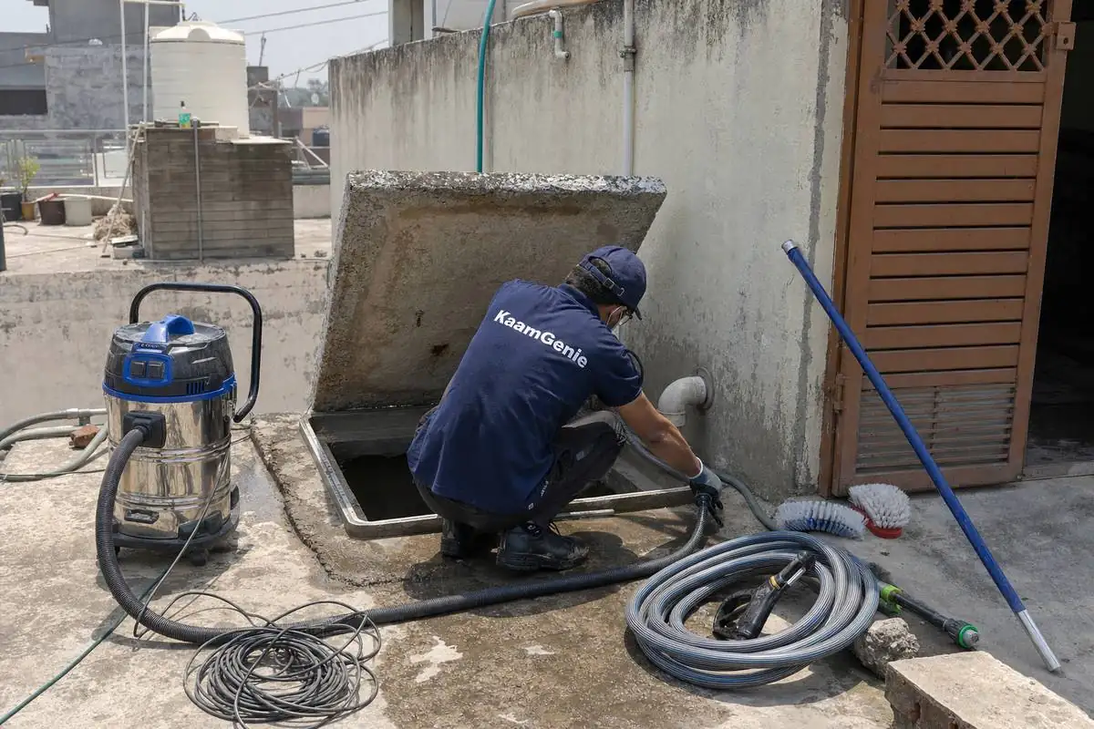 KaamGenie crew cleaning a underground sump in Masudpur, Delhi