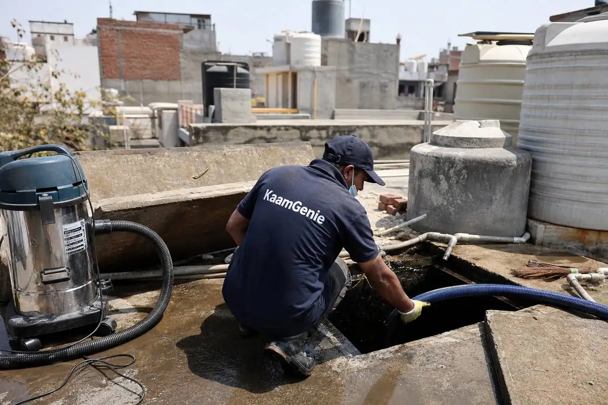KaamGenie crew cleaning a underground sump in Matiala, Delhi