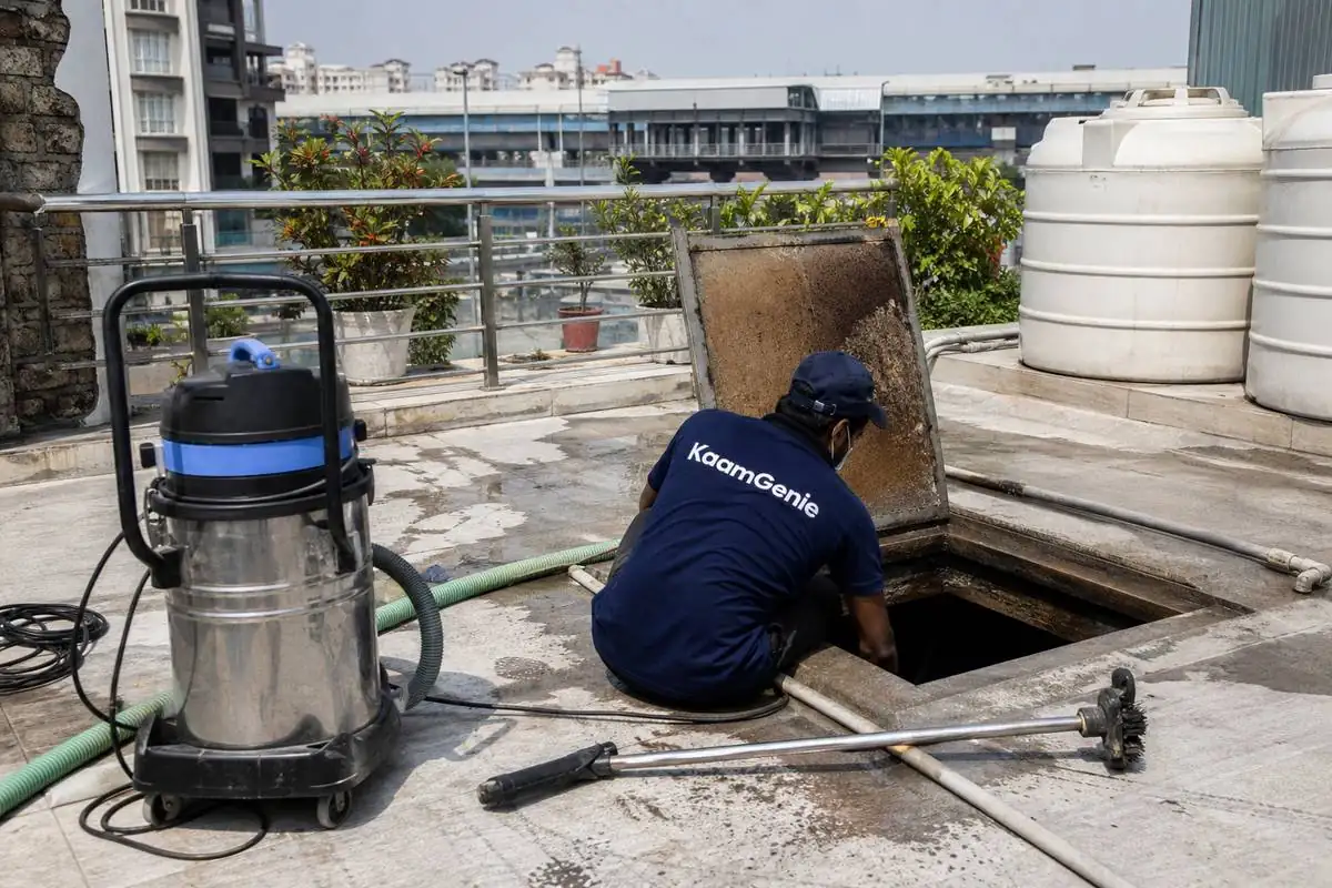 KaamGenie crew cleaning a underground sump in Maurya Enclave, Delhi