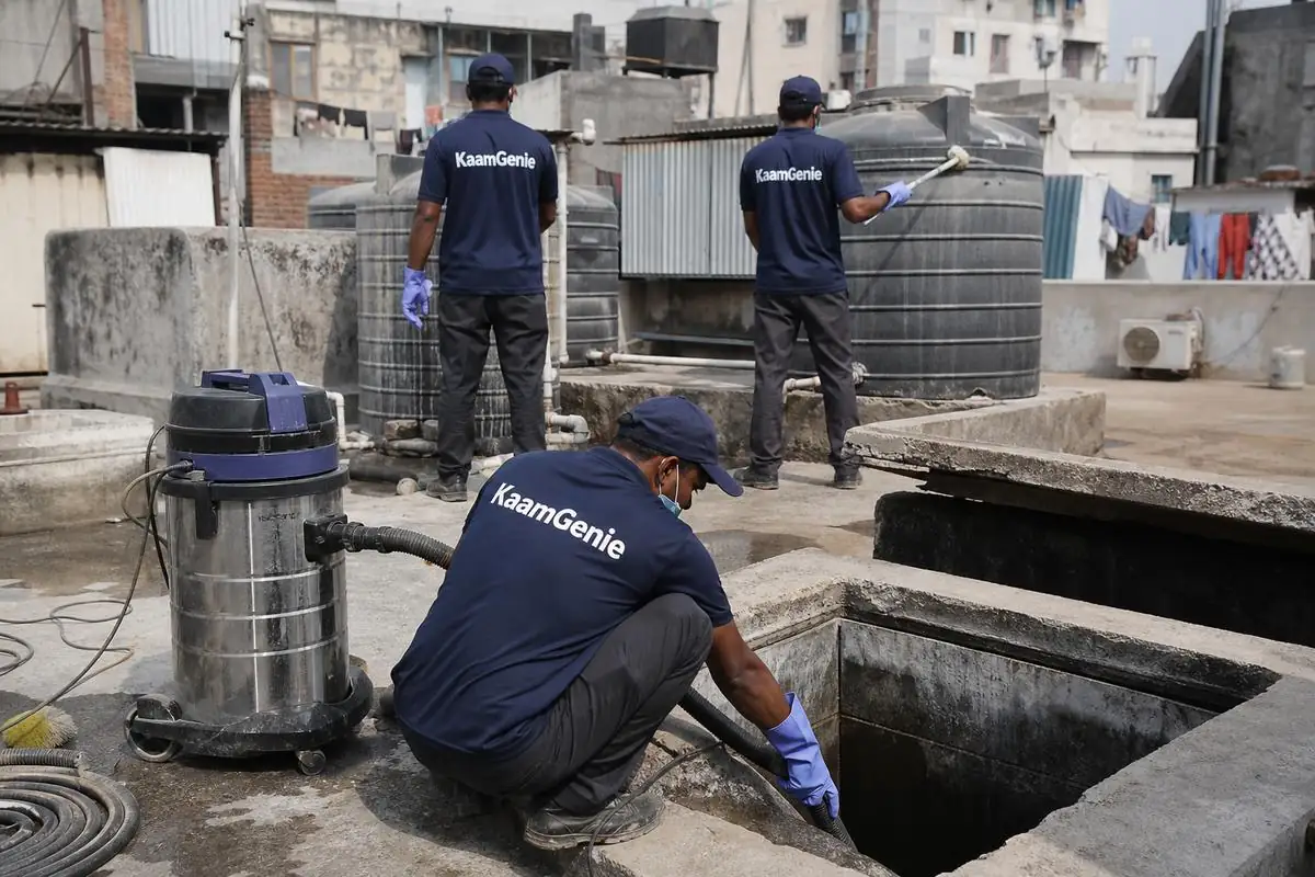 KaamGenie crew cleaning a underground sump in Mayapuri, Delhi