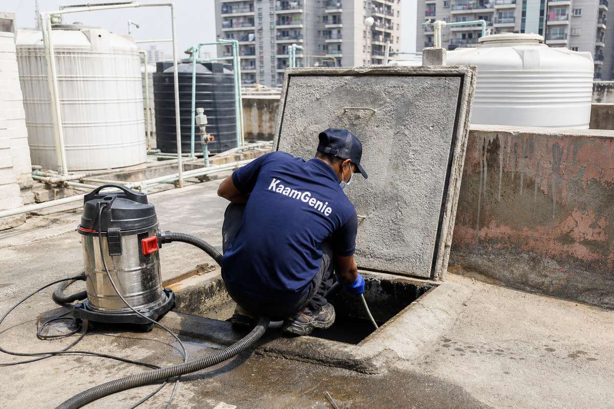 KaamGenie crew cleaning a underground sump in Mayur Vihar Phase 3, Delhi