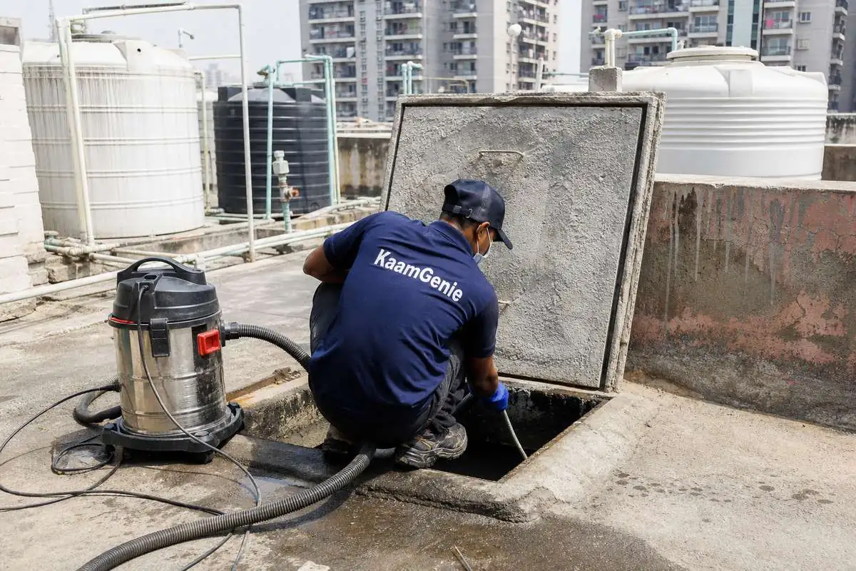 KaamGenie crew cleaning a underground sump in Mayur Vihar Phase 3, Delhi