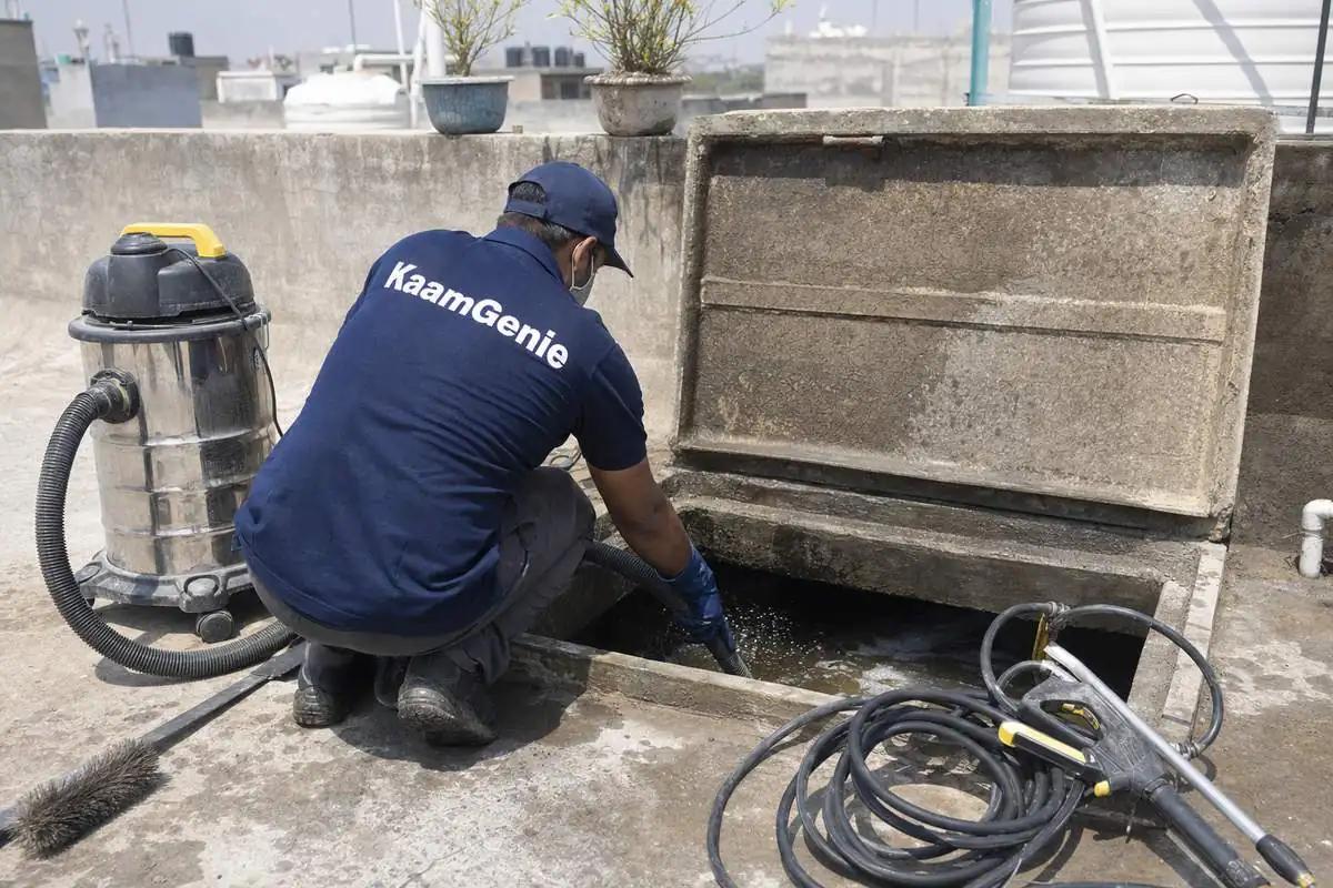 KaamGenie crew cleaning a underground sump in Meethapur, Delhi