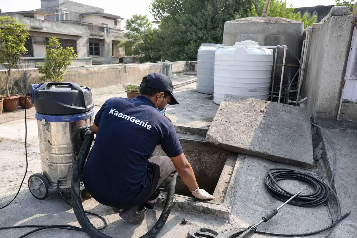 KaamGenie crew cleaning a underground sump in Model Town, Delhi