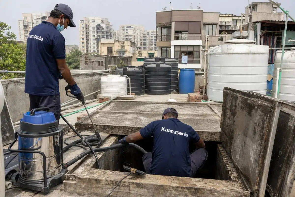 KaamGenie crew cleaning a underground sump in Mohammadpur, Delhi
