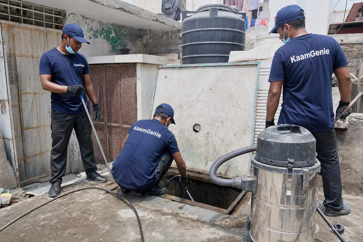 KaamGenie crew cleaning a underground sump in Molarband, Delhi