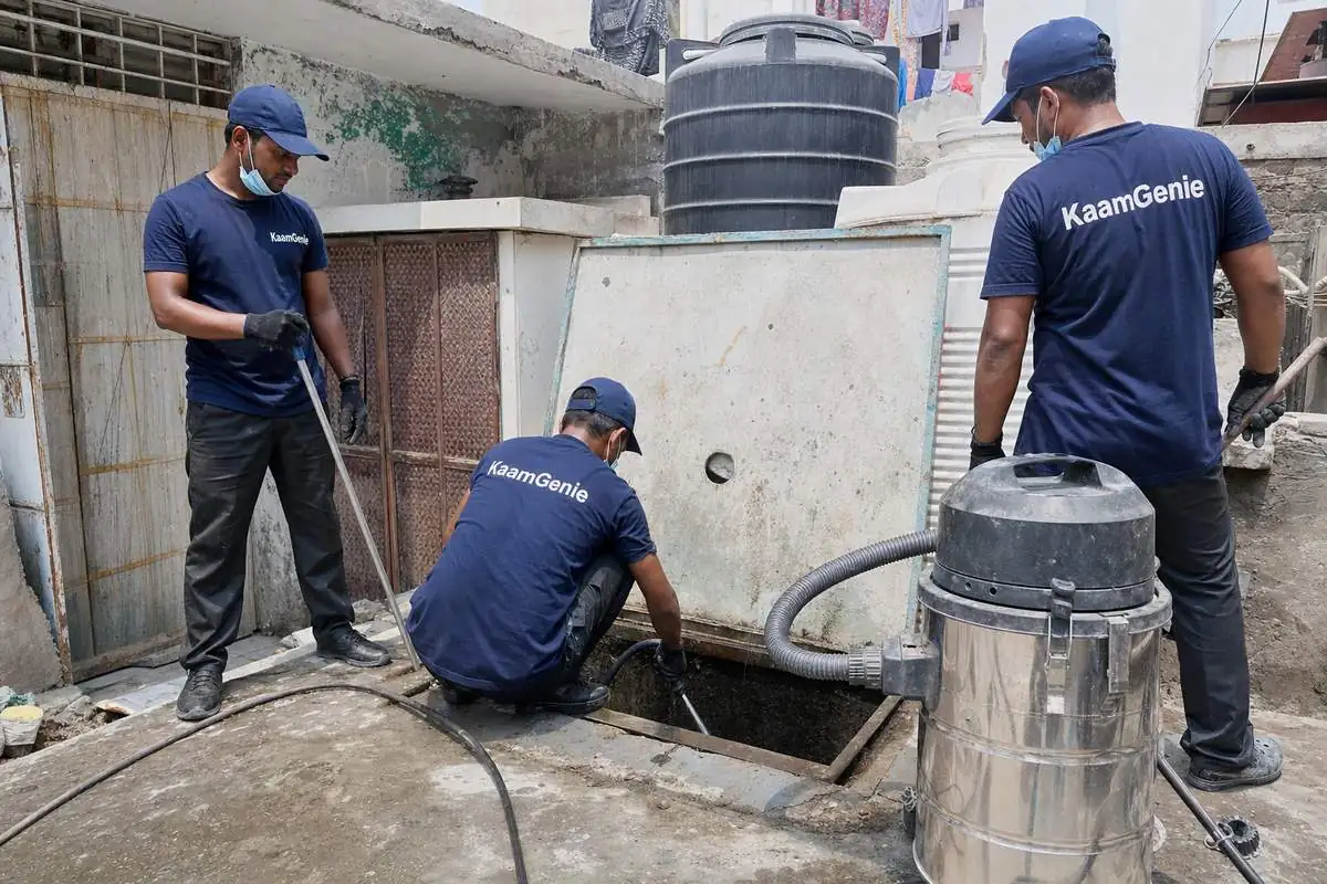 KaamGenie crew cleaning a underground sump in Molarband, Delhi