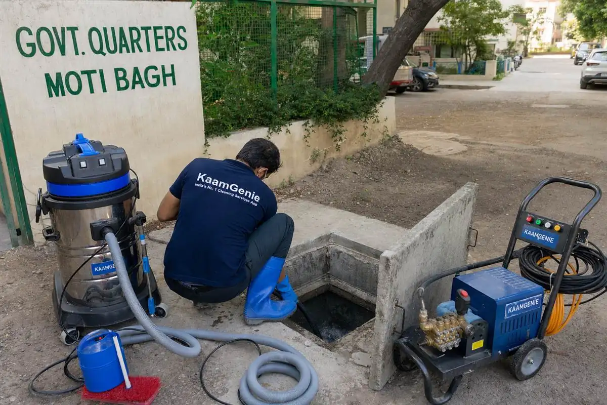 KaamGenie crew cleaning a underground sump in Moti Bagh, Delhi