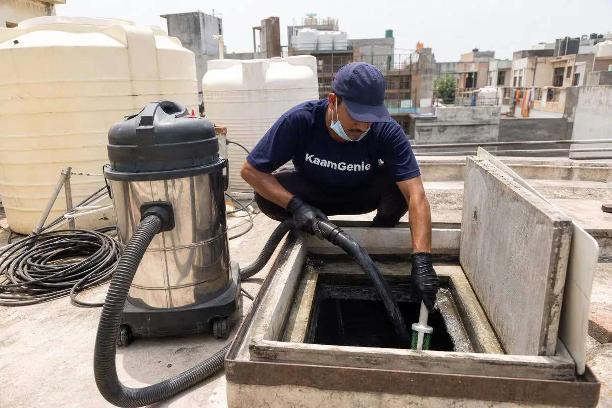 KaamGenie crew cleaning a underground sump in Mukundpur, Delhi