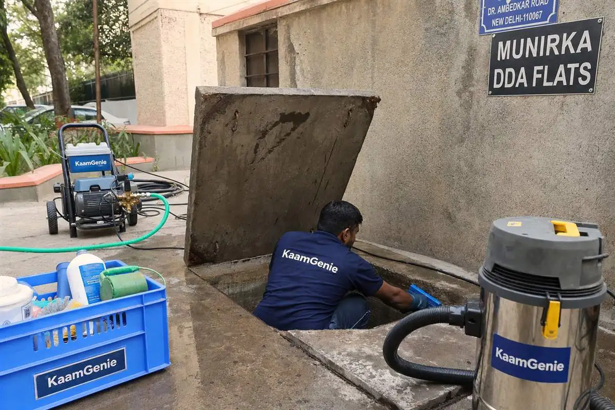 KaamGenie crew cleaning a underground sump in Munirka, Delhi