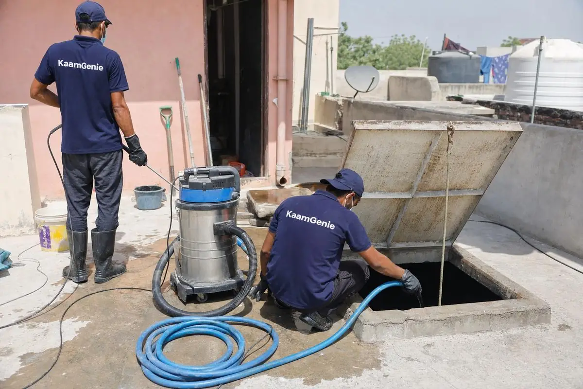 KaamGenie crew cleaning a underground sump in Najafgarh, Delhi