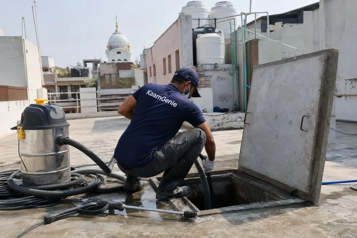 KaamGenie crew cleaning a underground sump in Nanakpura, Delhi