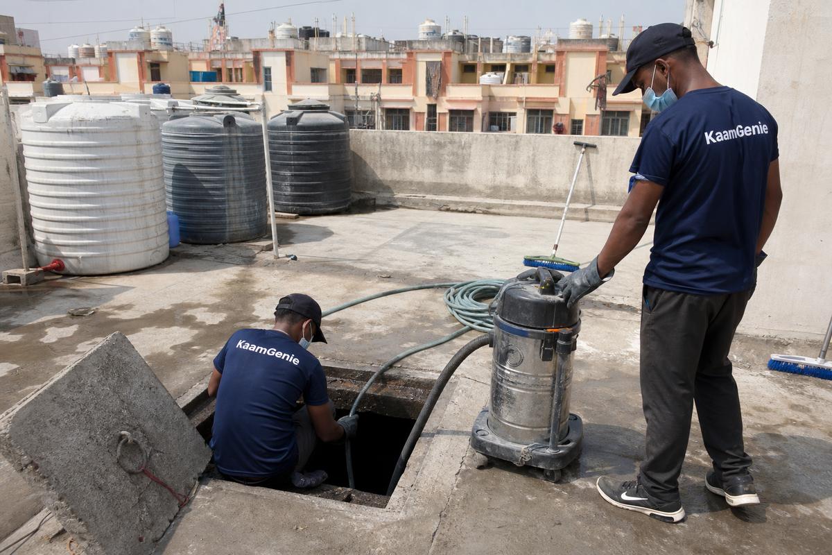 KaamGenie crew cleaning a underground sump in Nand Nagri (A Block), Delhi