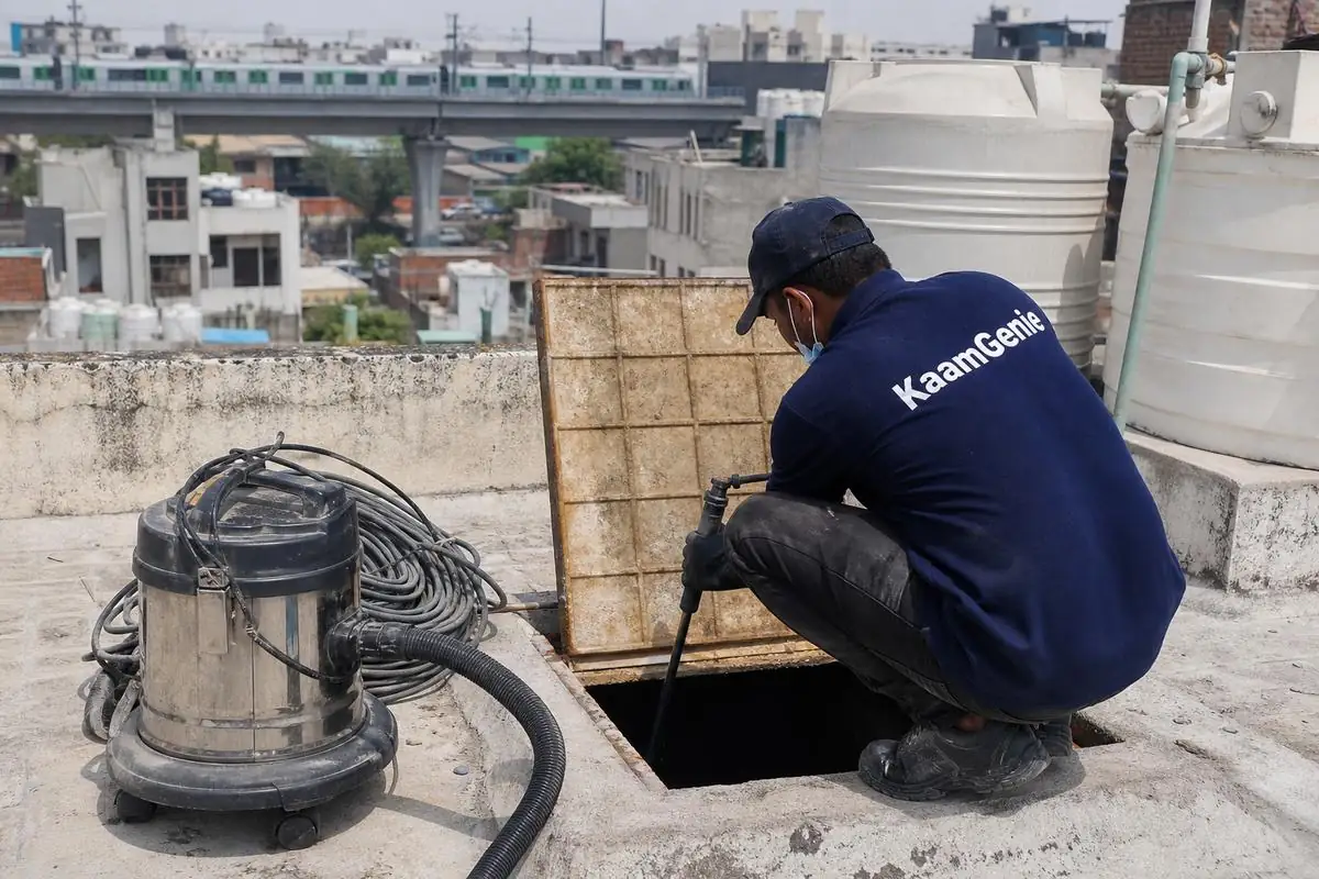 KaamGenie crew cleaning a underground sump in Nangloi, Delhi