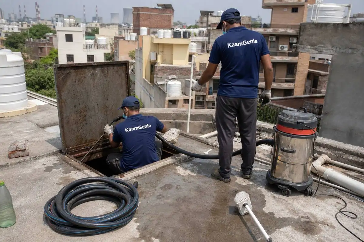 KaamGenie crew cleaning a underground sump in Naraina, Delhi