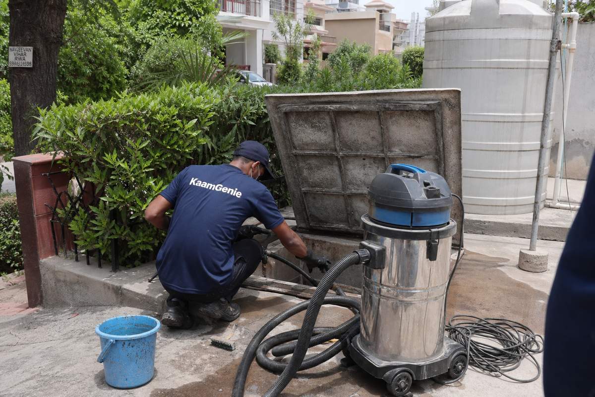 KaamGenie crew cleaning a underground sump in Navjeevan Vihar, Delhi